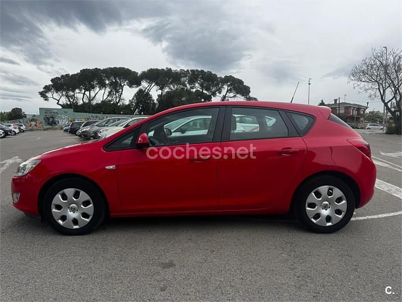 Usado Opel Astra Expression 100 CV (73 kW) 2011 Rojo Berlina