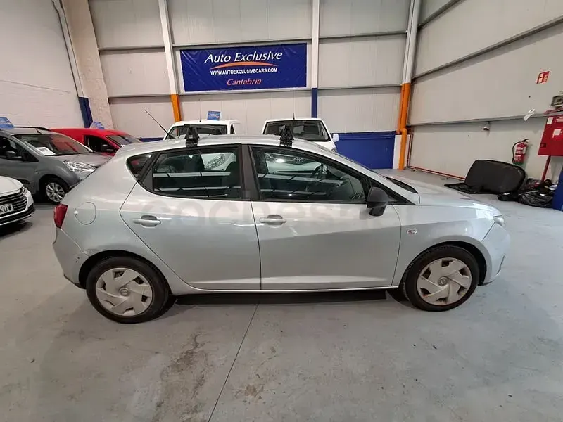 Usado Seat Ibiza Reference 70 CV (51 kW) 2011 Gris / plata Berlina