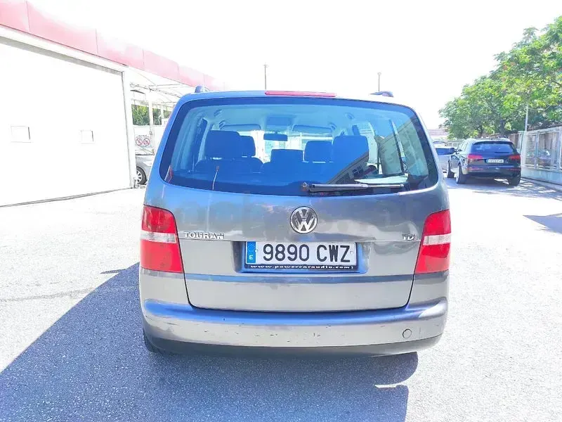Usado VW Touran Advance 100 CV (73 kW) 2004 Gris / plata Monovolumen