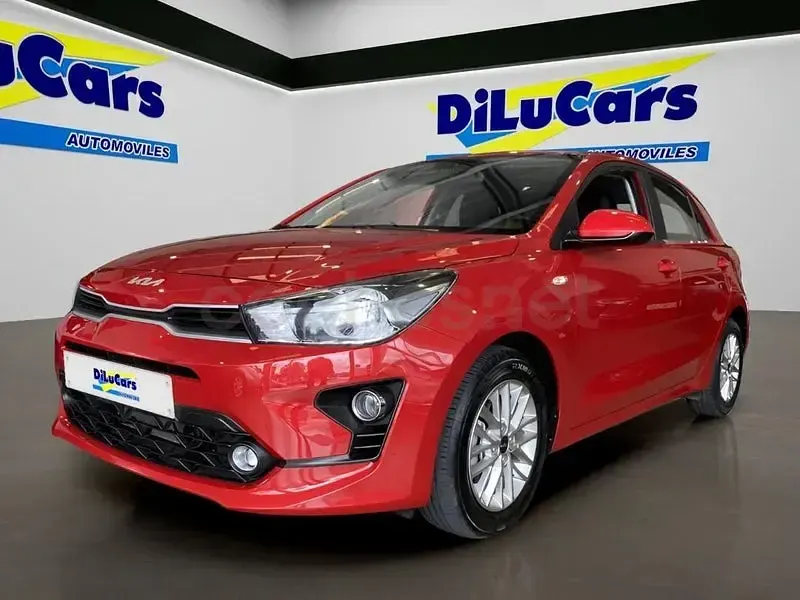 Usado Kia Rio 100 CV (73 kW) 2023 Granate Berlina