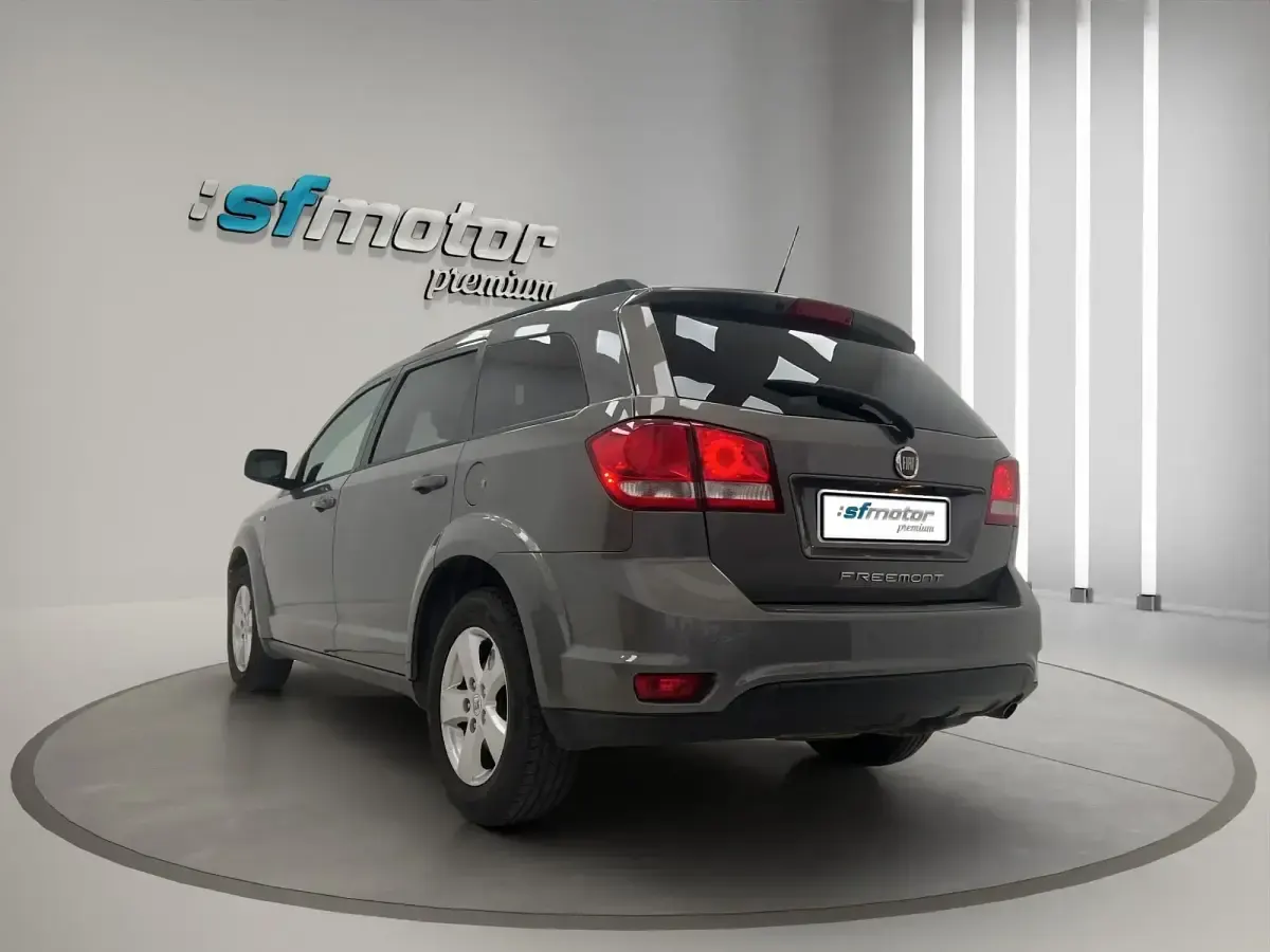 Usado Fiat Freemont Urban 140 CV (102 kW) 2011 Gris SUV