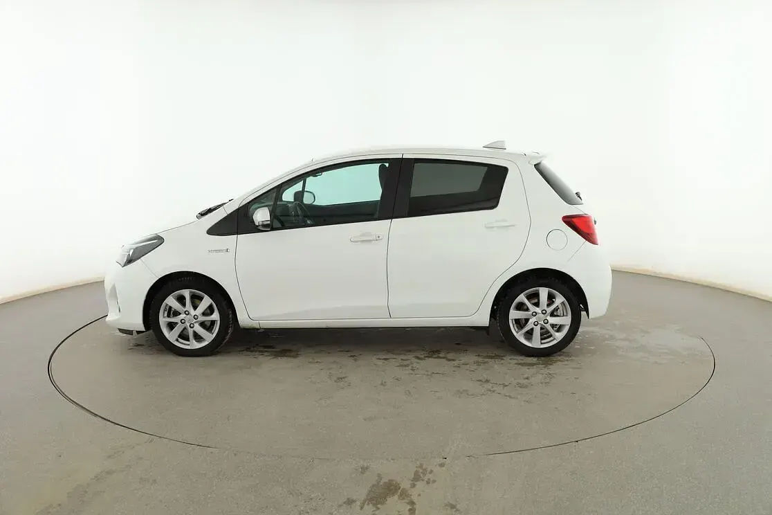 Usado Toyota Yaris Hybrid Advance 101 CV (74 kW) 2017 Blanco Berlina