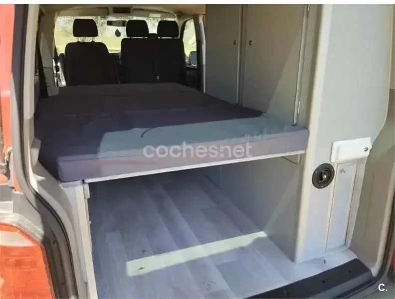 Usado VW Caravelle Trendline 102 CV (75 kW) 2016 Rojo Van