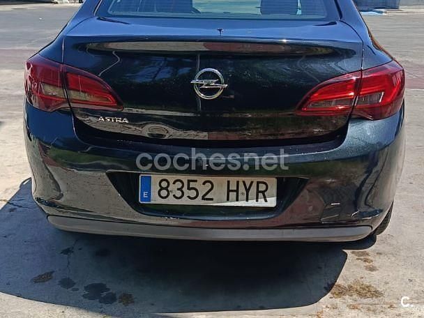 Usado Opel Astra Selective 115 CV (84 kW) 2014 Negro Berlina