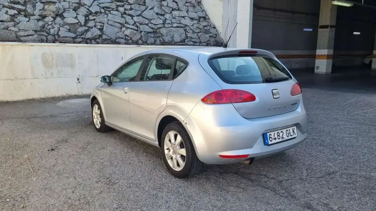 Usado Seat Leon Style 105 CV (77 kW) 2010 Gris / plata Utilitario