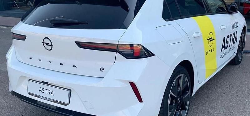 Usado Opel Astra 114 kW (156 CV) 2023 Arktis white Berlina