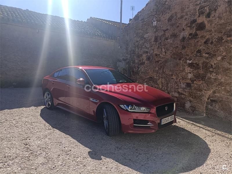 Usado Jaguar XE R-Sport 180 CV (132 kW) 2016 Rojo Berlina