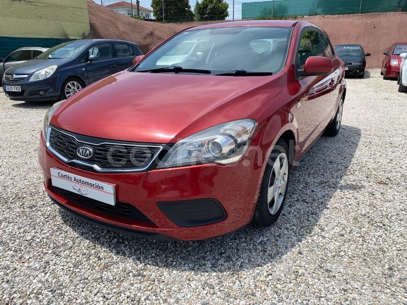 Usado Kia ProCeed Plus 105 CV (77 kW) 2012 Granate Utilitario