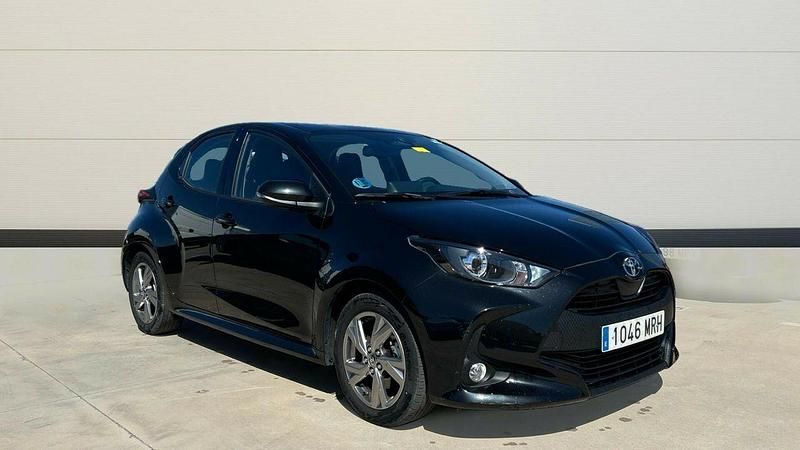 Gris Usado 2024 Toyota Yaris Hybrid Active Berlina | 20.890 € (Precio justo) - Imagen 1/4
