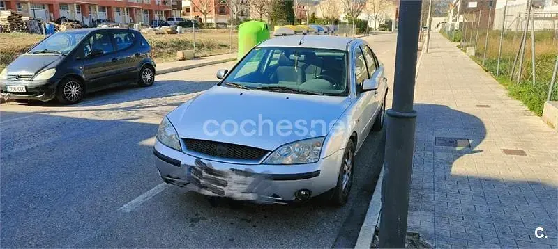 Usado Ford Mondeo Ambiente 115 CV (84 kW) 2001 Gris / plata Berlina