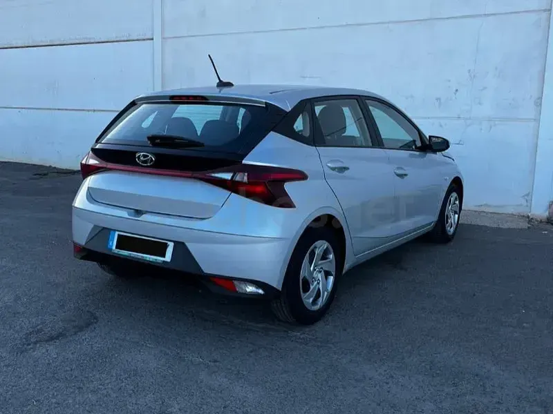 Usado Hyundai i20 84 CV (61 kW) 2021 Gris / plata Utilitario
