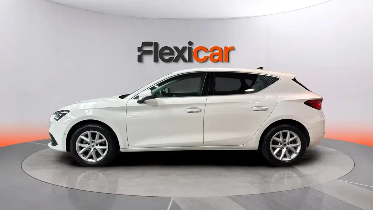 Usado Seat Leon Style 116 CV (85 kW) 2025 Blanco Familiar