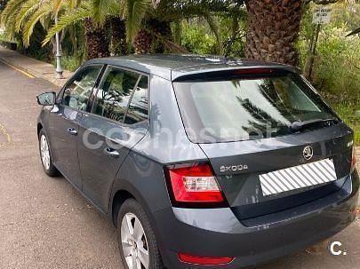 Usado Skoda Fabia Active 95 CV (69 kW) 2019 Gris / plata Berlina