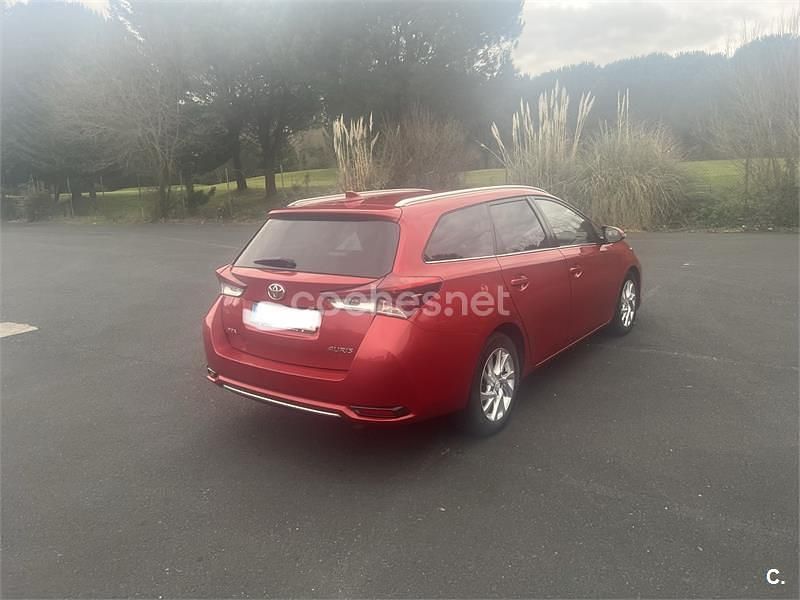 Usado Toyota Auris Active 90 CV (66 kW) 2016 Rojo Familiar