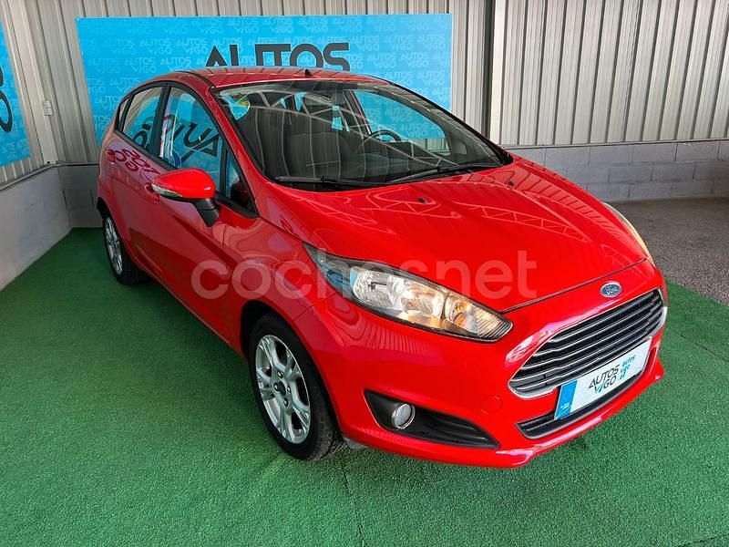 Usado Ford Fiesta Trend 100 CV (73 kW) 2014 Rojo Utilitario