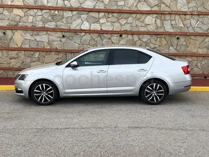 Usado Skoda Octavia Style 115 CV (84 kW) 2019 Gris / plata Berlina