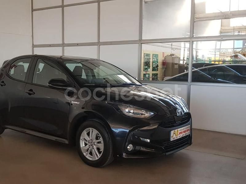Usado Toyota Yaris Hybrid Active 116 CV (85 kW) 2021 Negro Berlina