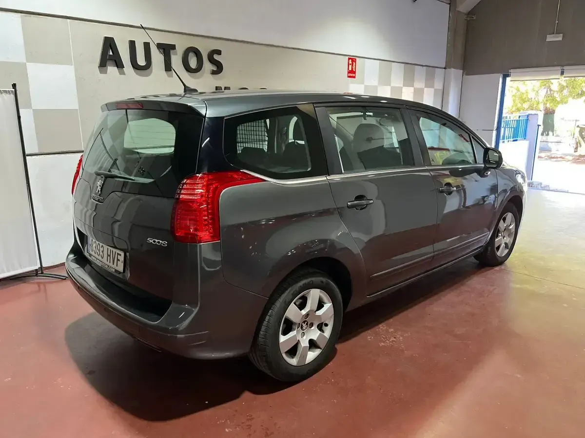 Usado Peugeot 5008 Allure 115 CV (84 kW) 2014 Gris / plata Monovolumen