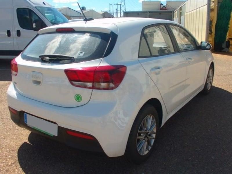 Usado Kia Rio 84 CV (61 kW) 2021 Blanco Berlina