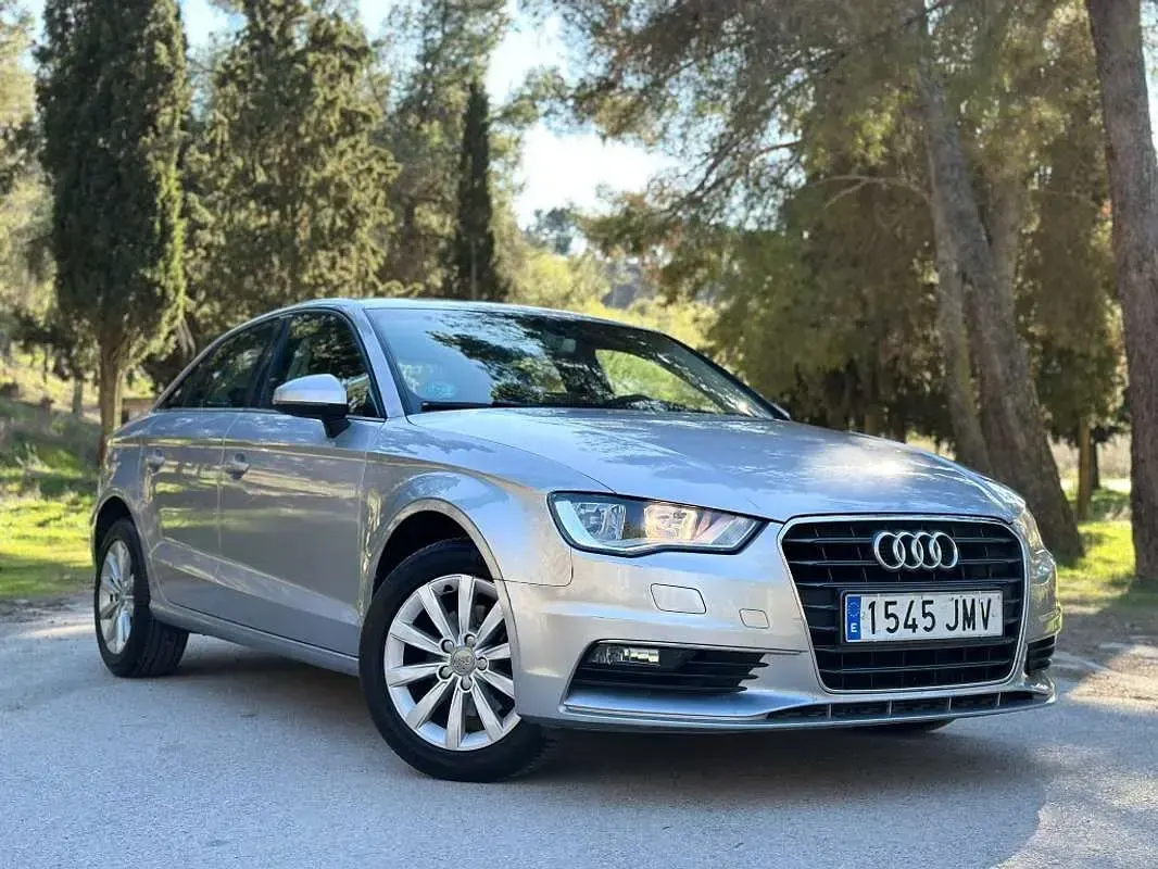Usado Audi A3 Attraction 110 CV (80 kW) 2016 Gris Berlina