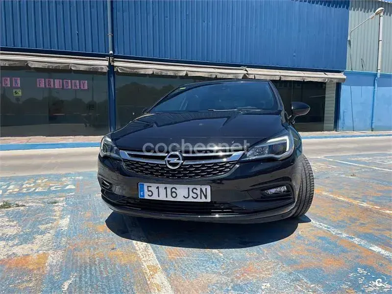 Usado Opel Astra Dynamic 110 CV (80 kW) 2016 Negro Berlina