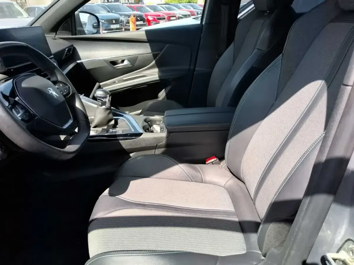 Usado Peugeot 3008 Allure 131 CV (96 kW) 2024 Gris SUV