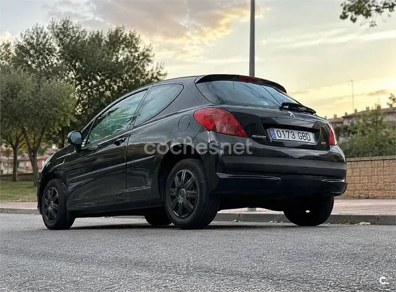 Usado Peugeot 207 75 CV (55 kW) 2008 Negro Berlina