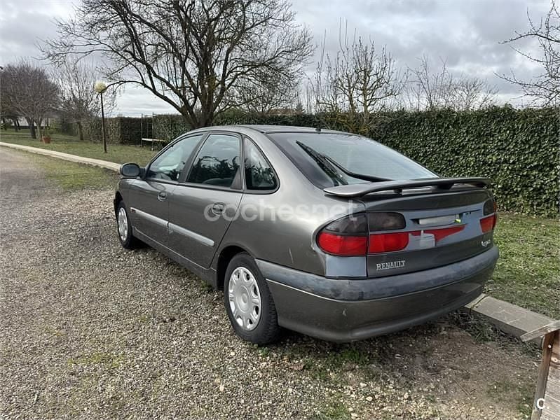 Usado Renault Laguna 95 CV (69 kW) 1996 Gris / plata Berlina