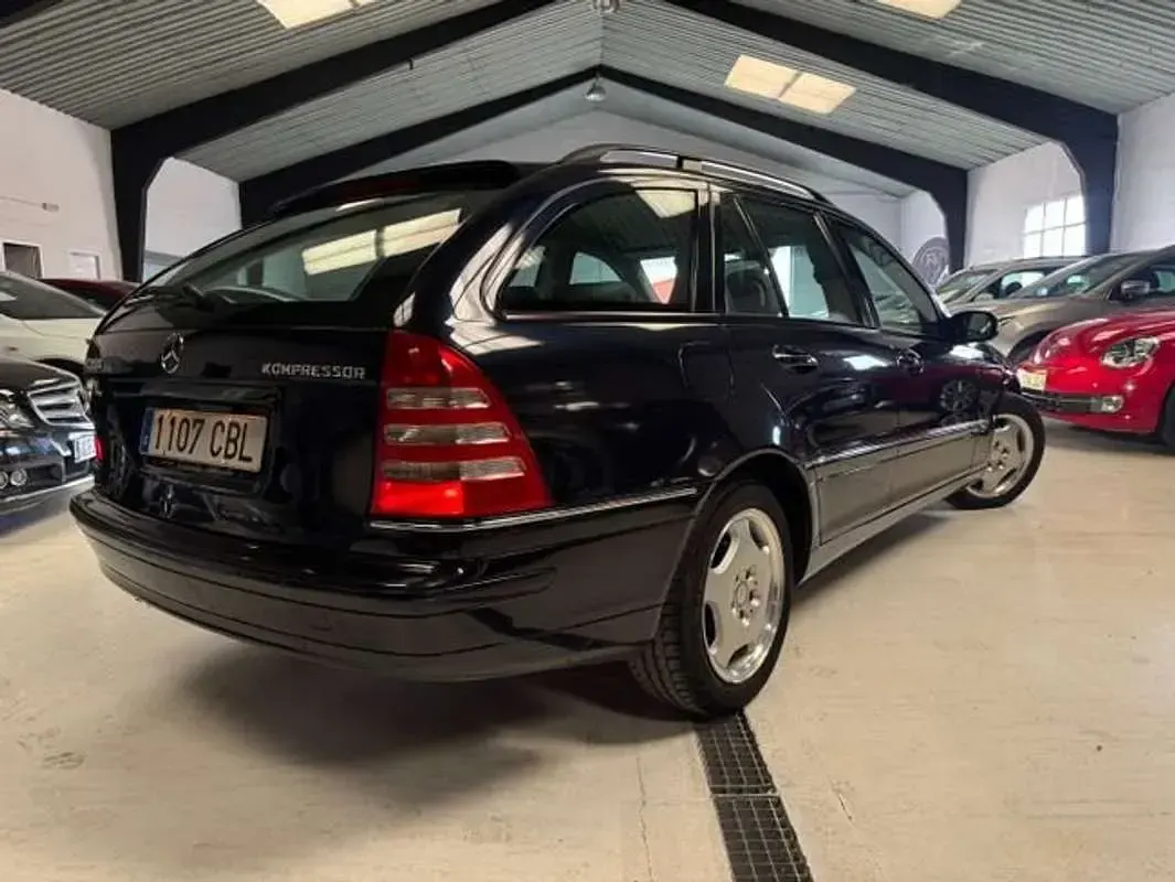 Usado Mercedes C180 Elegance 163 CV (119 kW) 2002 Azul Familiar