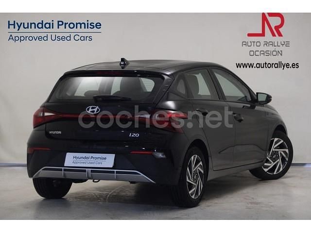 Usado Hyundai i20 100 CV (73 kW) 2024 Phantom black (perlado) Utilitario