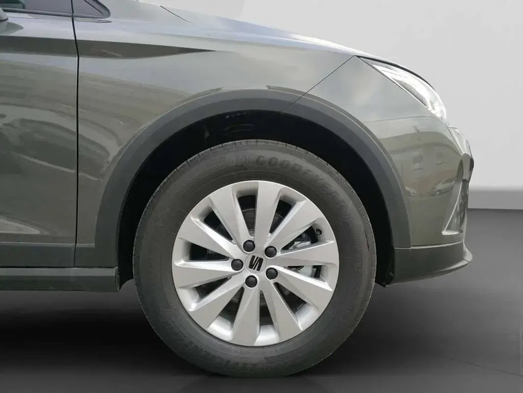 Usado Seat Arona Style 110 CV (80 kW) 2024 Plateado SUV