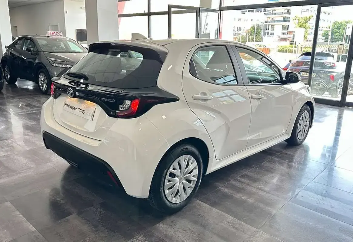 Usado Toyota Yaris Plus 116 CV (85 kW) 2022 Blanco Utilitario