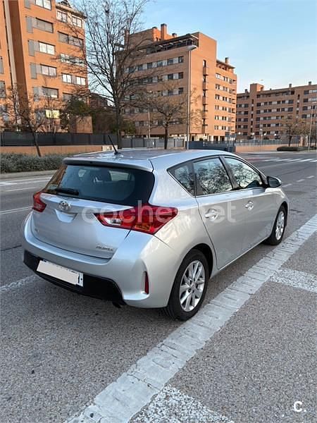 Usado Toyota Auris Live 132 CV (97 kW) 2013 Gris / plata Berlina