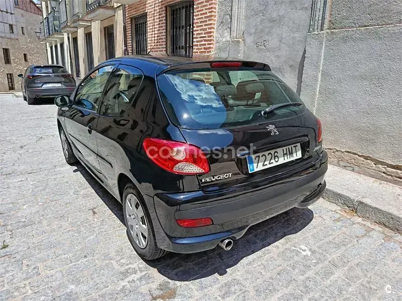 Usado Peugeot 206+ 60 CV (44 kW) 2012 Negro Utilitario