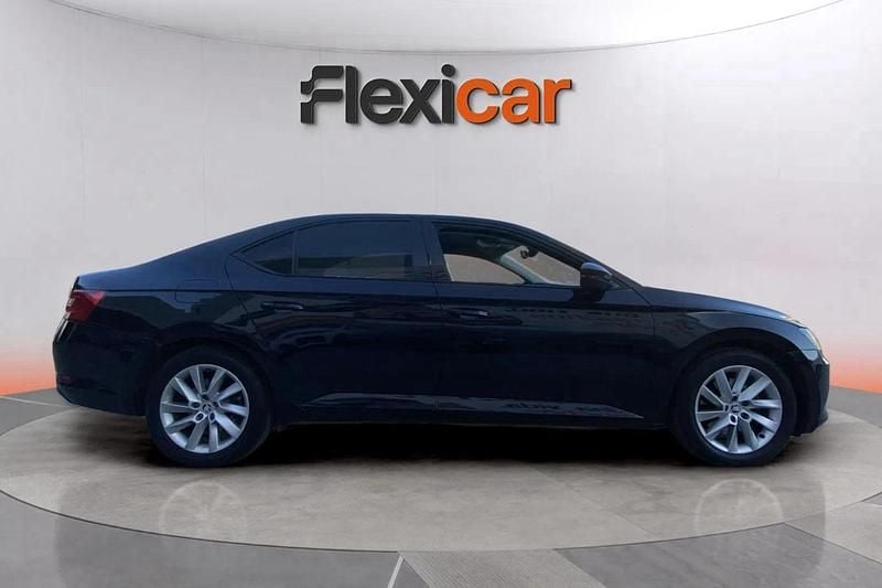 Usado Skoda Superb Active 150 CV (110 kW) 2018 Negro Familiar