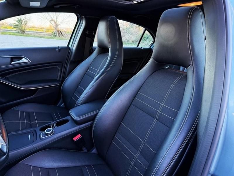 Usado Mercedes A180 Urban 109 CV (80 kW) 2015 Azul Utilitario