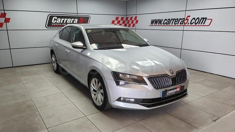 Usado Skoda Superb Active 120 CV (88 kW) 2016 Gris / plata Berlina