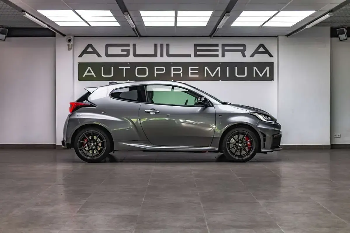 Usado Toyota Yaris 280 CV (205 kW) 2025 Gris Utilitario