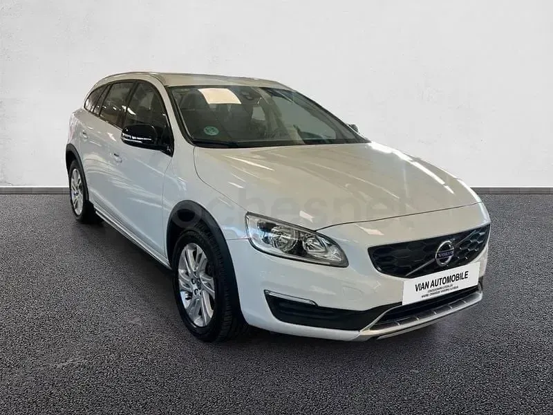 Usado Volvo V60 CC Momentum 150 CV (110 kW) 2018 Blanco Familiar