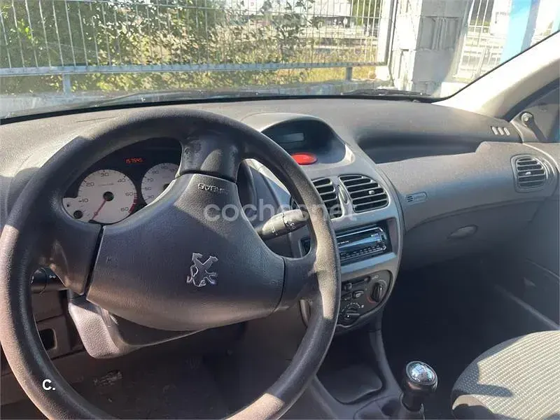 Usado Peugeot 206 70 CV (51 kW) 2004 Azul Berlina