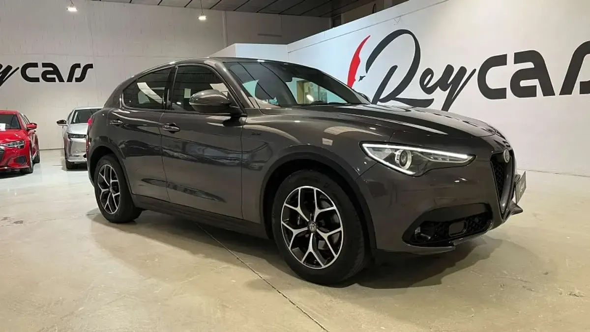 Usado Alfa Romeo Stelvio Sprint 190 CV (139 kW) 2021 Gris SUV