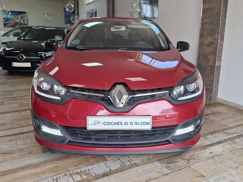 Usado Renault Mégane LIMITED 116 CV (85 kW) 2015 Rojo Berlina