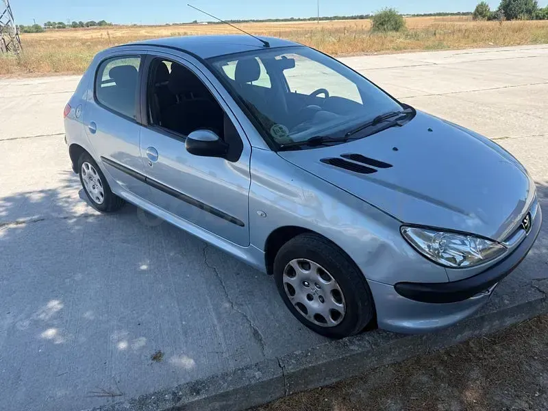 Usado Peugeot 206 75 CV (55 kW) 2005 Gris / plata Berlina