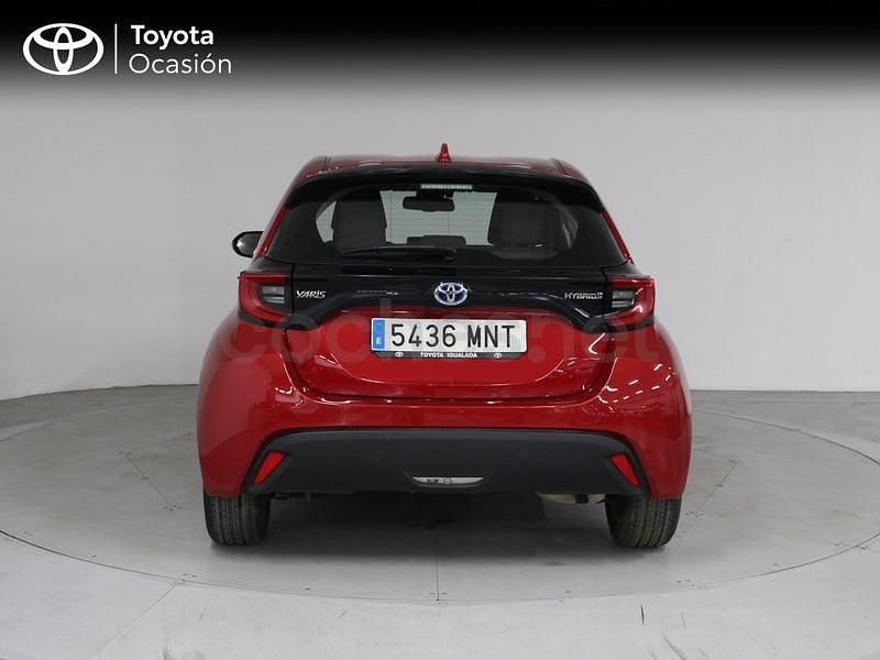 Usado Toyota Yaris Hybrid Active 116 CV (85 kW) 2024 Rojo Berlina