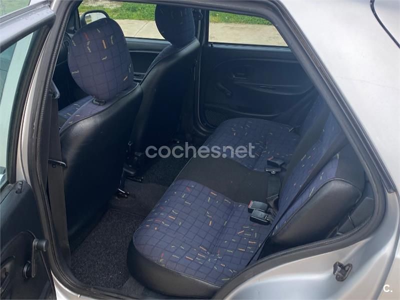 Usado Citroën Saxo 58 CV (42 kW) 2000 Gris / plata Utilitario