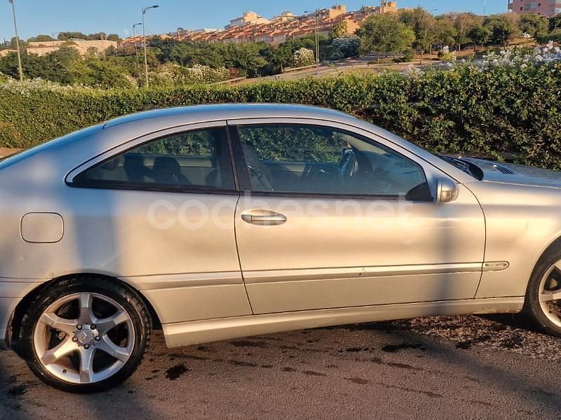 Usado Mercedes C200 Sport Edition 122 CV (89 kW) 2005 Gris / plata Berlina
