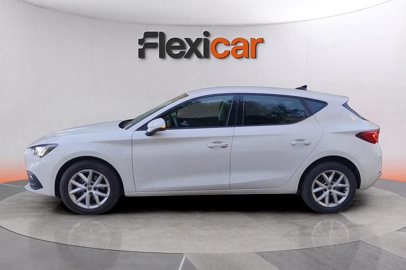 Usado Seat Leon Style 140 CV (102 kW) 2021 Blanco Familiar