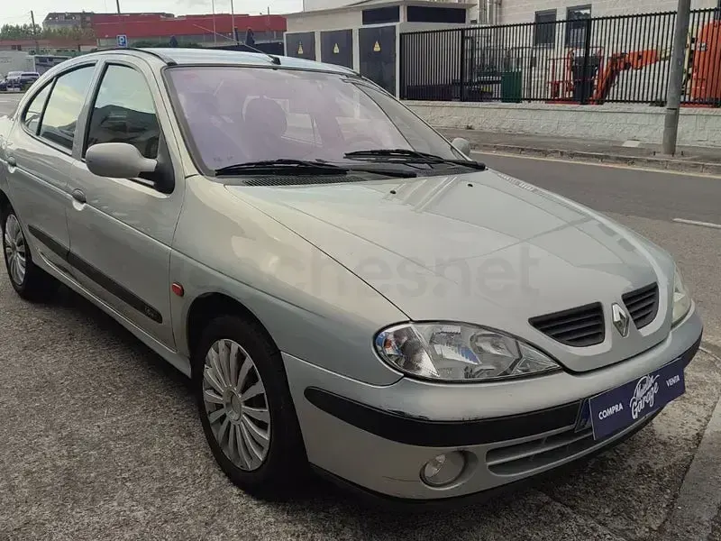 Usado Renault Mégane II Expression 110 CV (80 kW) 2002 Gris / plata Berlina