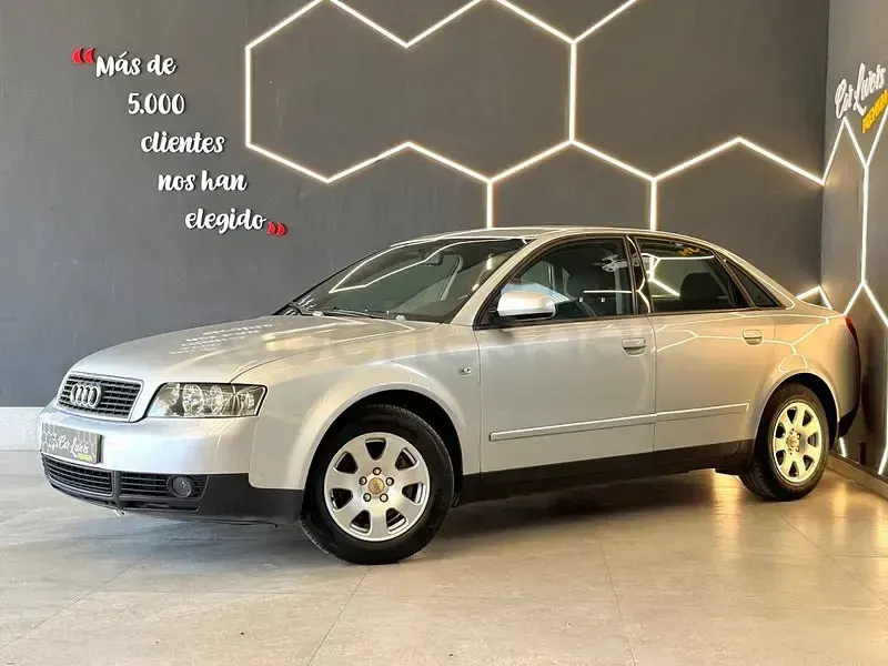 Usado Audi A4 130 CV (95 kW) 2002 Gris / plata Berlina