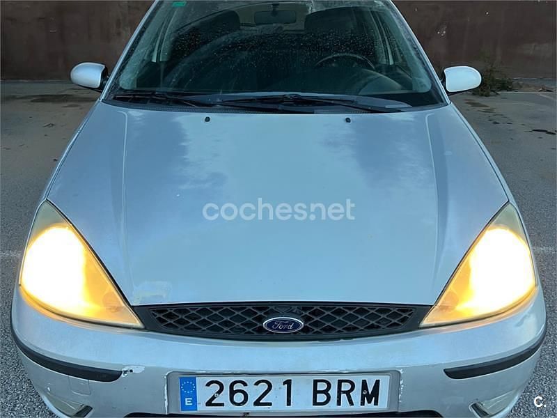 Gris / plata Usado 2001 Ford Focus Trend Berlina | 2800 € (Un poco caro) - Imagen 1/4